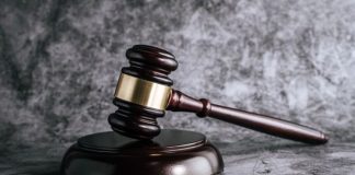 Hukuk dünyası, teknolojik gelişmelerin, dijital dönüşümün ve küresel değişimlerin etkisiyle köklü bir dönüşüm sürecinden geçmektedir. Geleneksel yargılama yöntemleri yerini giderek daha hızlı, erişilebilir ve teknoloji destekli uygulamalara bırakırken, hukukta geleceğin vizyonu kavramı da hem hukuk profesyonelleri hem de toplum açısından büyük önem kazanmaktadır. Yapay zekâ destekli analiz sistemleri, elektronik belge yönetimi, çevrim içi duruşmalar ve dijital arşivleme çözümleri, geleceğin hukuk sisteminin temel yapı taşları arasında gösterilmektedir. Konulu bir haber görseli.