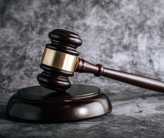 Hukuk dünyası, teknolojik gelişmelerin, dijital dönüşümün ve küresel değişimlerin etkisiyle köklü bir dönüşüm sürecinden geçmektedir. Geleneksel yargılama yöntemleri yerini giderek daha hızlı, erişilebilir ve teknoloji destekli uygulamalara bırakırken, hukukta geleceğin vizyonu kavramı da hem hukuk profesyonelleri hem de toplum açısından büyük önem kazanmaktadır. Yapay zekâ destekli analiz sistemleri, elektronik belge yönetimi, çevrim içi duruşmalar ve dijital arşivleme çözümleri, geleceğin hukuk sisteminin temel yapı taşları arasında gösterilmektedir. Konulu bir haber görseli.