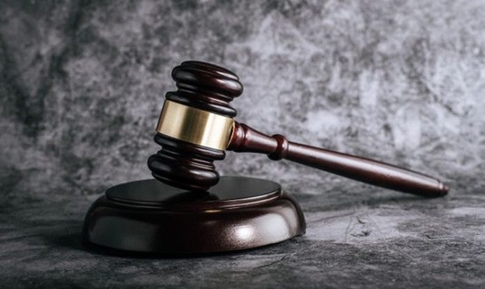 Hukuk dünyası, teknolojik gelişmelerin, dijital dönüşümün ve küresel değişimlerin etkisiyle köklü bir dönüşüm sürecinden geçmektedir. Geleneksel yargılama yöntemleri yerini giderek daha hızlı, erişilebilir ve teknoloji destekli uygulamalara bırakırken, hukukta geleceğin vizyonu kavramı da hem hukuk profesyonelleri hem de toplum açısından büyük önem kazanmaktadır. Yapay zekâ destekli analiz sistemleri, elektronik belge yönetimi, çevrim içi duruşmalar ve dijital arşivleme çözümleri, geleceğin hukuk sisteminin temel yapı taşları arasında gösterilmektedir. Konulu bir haber görseli.
