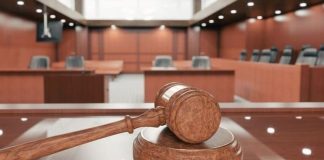 Hukuk sistemi içerisinde görev yapan meslek mensupları, üstlendikleri sorumlulukları yalnızca mevzuata uygun şekilde değil, aynı zamanda mesleki standartlara bağlı kalarak yerine getirmekle yükümlüdür. Bu yükümlülüklerin ihlal edilmesi durumunda gündeme gelen mesleki sorumluluk davaları, hem hukuk profesyonellerinin görevlerini daha dikkatli yürütmesini teşvik etmekte hem de hak kaybına uğrayan kişilerin zararlarının giderilmesine katkı sağlamaktadır. Özellikle avukatlar, noterler, bilirkişiler ve diğer hukuk alanında görev yapan profesyoneller açısından mesleki sorumluluk kavramı, hukuk sisteminin güvenilirliğini doğrudan etkileyen önemli unsurlar arasında yer almaktadır. Konulu bir haber görseli.