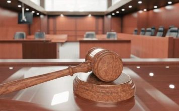 Hukuk sistemi içerisinde görev yapan meslek mensupları, üstlendikleri sorumlulukları yalnızca mevzuata uygun şekilde değil, aynı zamanda mesleki standartlara bağlı kalarak yerine getirmekle yükümlüdür. Bu yükümlülüklerin ihlal edilmesi durumunda gündeme gelen mesleki sorumluluk davaları, hem hukuk profesyonellerinin görevlerini daha dikkatli yürütmesini teşvik etmekte hem de hak kaybına uğrayan kişilerin zararlarının giderilmesine katkı sağlamaktadır. Özellikle avukatlar, noterler, bilirkişiler ve diğer hukuk alanında görev yapan profesyoneller açısından mesleki sorumluluk kavramı, hukuk sisteminin güvenilirliğini doğrudan etkileyen önemli unsurlar arasında yer almaktadır. Konulu bir haber görseli.