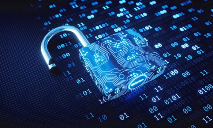 Dijitalleşmenin hız kazanmasıyla birlikte hukuk sektöründe elektronik sistemlerin kullanımı her geçen gün artıyor. Mahkemeler, hukuk büroları, kamu kurumları ve özel kuruluşlar tarafından yürütülen işlemlerin büyük bölümü dijital ortamda gerçekleştiriliyor. Bu gelişmeler, iş süreçlerini hızlandırırken veri güvenliği konusunu da hukuk dünyasının en önemli gündemlerinden biri haline getiriyor. Özellikle kişisel bilgilerin, resmi belgelerin ve dava dosyalarının elektronik ortamda saklanması, güvenlik standartlarının sürekli geliştirilmesini zorunlu kılıyor. Konulu bir haber görseli.