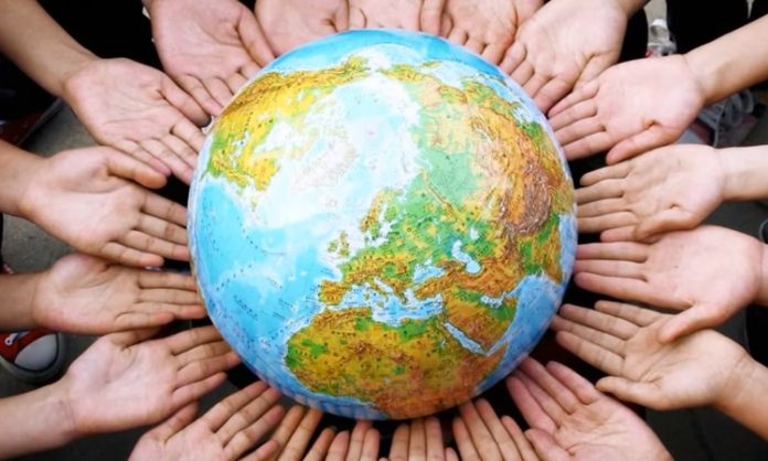 İnsan hakları davaları, bireylerin temel hak ve özgürlüklerinin korunması açısından hukuk sistemlerinin en önemli unsurları arasında yer alıyor. Dünyanın farklı ülkelerinde görülen insan hakları, hukuk, adalet ve mahkeme süreçleri yalnızca tarafları değil, toplumun tamamını ilgilendiren sonuçlar doğurabiliyor. Özellikle son yıllarda temel hakların korunmasına yönelik açılan davaların artması, hem ulusal hem de uluslararası hukuk mekanizmalarının daha etkin kullanılmasına katkı sağlıyor. Konulu bir haber görseli.