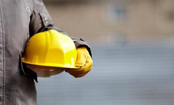 Çalışma hayatının en temel unsurlarından biri olan işçi hakları, modern hukuk sistemlerinde bireylerin ekonomik ve sosyal güvenliğini sağlamak amacıyla kapsamlı bir çerçevede düzenleniyor. İş ilişkilerinde taraflar arasında ortaya çıkabilecek uyuşmazlıkların çözümünde hukuki koruma mekanizmaları büyük önem taşıyor. Bu kapsamda iş hukuku, çalışanların haklarını güvence altına alırken işverenlerin de yasal sınırlar içerisinde hareket etmesini sağlıyor. Konulu bir haber görseli.