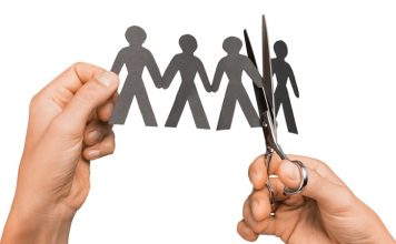Son yıllarda iş hayatında yaşanan ekonomik dalgalanmalar, şirketlerin yeniden yapılanma süreçleri ve sektörel daralmalar nedeniyle işten çıkarma davalarında belirgin bir artış gözlemleniyor. Çalışanların iş güvencesine ilişkin haklarını koruma çabası ve işverenlerin ekonomik gerekçelerle aldığı kararlar, yargı mercilerinde yoğun dosya trafiğine neden oluyor. Bu durum, iş hukukunun hem çalışanlar hem de işverenler açısından daha kritik bir alan haline gelmesine yol açıyor. Konulu bir haber görseli.
