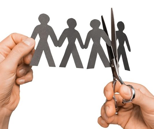 Son yıllarda iş hayatında yaşanan ekonomik dalgalanmalar, şirketlerin yeniden yapılanma süreçleri ve sektörel daralmalar nedeniyle işten çıkarma davalarında belirgin bir artış gözlemleniyor. Çalışanların iş güvencesine ilişkin haklarını koruma çabası ve işverenlerin ekonomik gerekçelerle aldığı kararlar, yargı mercilerinde yoğun dosya trafiğine neden oluyor. Bu durum, iş hukukunun hem çalışanlar hem de işverenler açısından daha kritik bir alan haline gelmesine yol açıyor. Konulu bir haber görseli.