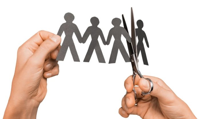 Son yıllarda iş hayatında yaşanan ekonomik dalgalanmalar, şirketlerin yeniden yapılanma süreçleri ve sektörel daralmalar nedeniyle işten çıkarma davalarında belirgin bir artış gözlemleniyor. Çalışanların iş güvencesine ilişkin haklarını koruma çabası ve işverenlerin ekonomik gerekçelerle aldığı kararlar, yargı mercilerinde yoğun dosya trafiğine neden oluyor. Bu durum, iş hukukunun hem çalışanlar hem de işverenler açısından daha kritik bir alan haline gelmesine yol açıyor. Konulu bir haber görseli.