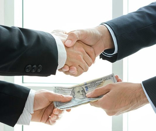 İş hayatında ortaya çıkan uyuşmazlıkların önemli bir kısmı işveren tarafının dahil olduğu hukuki süreçlerden oluşuyor. İş ilişkilerinin karmaşık yapısı, ekonomik koşullar ve çalışma düzenindeki değişiklikler, işverenlerin çeşitli davalarla karşı karşıya kalmasına neden olabiliyor. Bu davalar, iş hukuku çerçevesinde değerlendirilerek hem işverenin hem de çalışanların haklarının korunmasını amaçlayan yargı süreçleri içinde ele alınıyor. Konulu bir haber görseli.