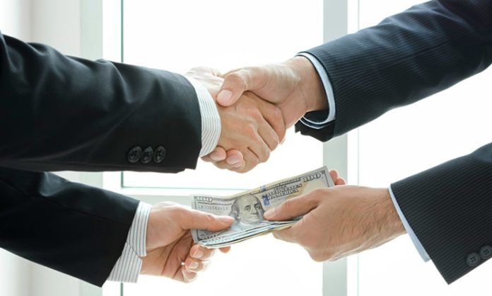 İşveren Davalarında Hukuki Süreçler İş hayatında ortaya çıkan uyuşmazlıkların önemli bir kısmı işveren tarafının dahil olduğu hukuki süreçlerden oluşuyor. İş ilişkilerinin karmaşık yapısı, ekonomik koşullar ve çalışma düzenindeki değişiklikler, işverenlerin çeşitli davalarla karşı karşıya kalmasına neden olabiliyor. Bu davalar, iş hukuku çerçevesinde değerlendirilerek hem işverenin hem de çalışanların haklarının korunmasını amaçlayan yargı süreçleri içinde ele alınıyor. Konulu bir haber görseli.