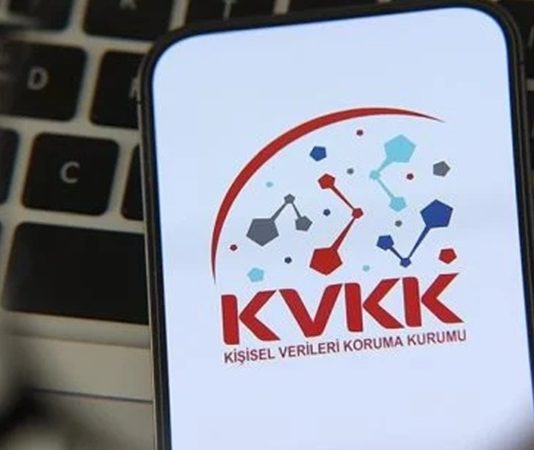 Dijitalleşmenin hız kazandığı günümüzde kişisel verilerin korunması, kamu kurumlarından özel sektöre kadar tüm kuruluşlar için öncelikli konular arasında yer alıyor. Bu süreçte KVKK uyum çalışmaları yalnızca teknik düzenlemelerden ibaret kalmıyor; aynı zamanda hukuki yükümlülüklerin eksiksiz yerine getirilmesini de kapsıyor. İşte bu noktada avukatlar, kurumların veri işleme faaliyetlerini hukuki çerçevede değerlendiren ve uyum süreçlerinin doğru şekilde yürütülmesini sağlayan önemli aktörler olarak öne çıkıyor. Kişisel verilerin güvenli biçimde işlenmesi, saklanması ve gerektiğinde imha edilmesine ilişkin süreçlerin doğru planlanması, olası hukuki risklerin azaltılmasına katkı sağlıyor. Konulu bir haber görseli.