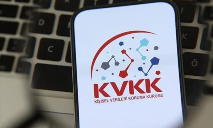 KVKK Uyum Süreci ve Avukatlar Dijitalleşmenin hız kazandığı günümüzde kişisel verilerin korunması, kamu kurumlarından özel sektöre kadar tüm kuruluşlar için öncelikli konular arasında yer alıyor. Bu süreçte KVKK uyum çalışmaları yalnızca teknik düzenlemelerden ibaret kalmıyor; aynı zamanda hukuki yükümlülüklerin eksiksiz yerine getirilmesini de kapsıyor. İşte bu noktada avukatlar, kurumların veri işleme faaliyetlerini hukuki çerçevede değerlendiren ve uyum süreçlerinin doğru şekilde yürütülmesini sağlayan önemli aktörler olarak öne çıkıyor. Kişisel verilerin güvenli biçimde işlenmesi, saklanması ve gerektiğinde imha edilmesine ilişkin süreçlerin doğru planlanması, olası hukuki risklerin azaltılmasına katkı sağlıyor. Konulu bir haber görseli.