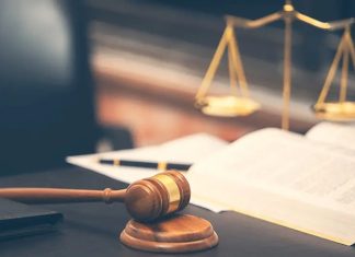 Kamulaştırma Davalarında Güncel Kararlar Son yıllarda altyapı projelerinin artması, şehirleşme politikaları ve kamu yatırımlarının genişlemesiyle birlikte kamulaştırma davalarında ciddi bir yoğunluk yaşanmaktadır. Devletin kamu yararı amacıyla özel mülkiyete konu taşınmazlara el koyması sürecinde ortaya çıkan hukuki ihtilaflar, yargı mercilerinde önemli bir yer tutmaktadır. Bu durum, hem mülk sahipleri hem de kamu idareleri açısından hukuk sisteminin daha dikkatli işlemesini zorunlu kılmaktadır. Konulu bir haber görseli.