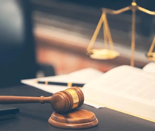 Son yıllarda altyapı projelerinin artması, şehirleşme politikaları ve kamu yatırımlarının genişlemesiyle birlikte kamulaştırma davalarında ciddi bir yoğunluk yaşanmaktadır. Devletin kamu yararı amacıyla özel mülkiyete konu taşınmazlara el koyması sürecinde ortaya çıkan hukuki ihtilaflar, yargı mercilerinde önemli bir yer tutmaktadır. Bu durum, hem mülk sahipleri hem de kamu idareleri açısından hukuk sisteminin daha dikkatli işlemesini zorunlu kılmaktadır. Konulu bir haber görseli.