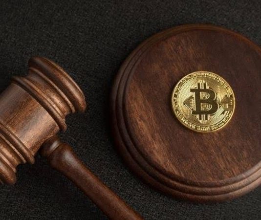 Son yıllarda finans dünyasında yaşanan en büyük dönüşümlerden biri kripto para ekosisteminin hızla büyümesi oldu. Bu büyüme, beraberinde yeni hukuki düzenlemeleri ve yasal çerçeve arayışlarını da gündeme getirdi. Özellikle dijital varlıkların artması, yatırımcı sayısının çoğalması ve küresel işlemlerin hızlanması, kripto para hukuku alanını kritik bir inceleme sahası haline getirdi. Konulu bir haber görseli.