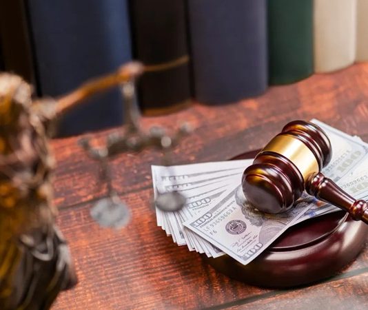 Hukuk sistemlerinde bireylerin yalnızca maddi kayıpları değil, aynı zamanda kişilik haklarına yönelik saldırılar nedeniyle yaşadıkları manevi zararlar da koruma altına alınmaktadır. Bu kapsamda açılan manevi tazminat davaları, kişinin yaşadığı üzüntü, elem, itibar kaybı veya psikolojik zarar gibi maddi olmayan kayıpların hukuki açıdan değerlendirilmesini sağlamaktadır. Özellikle kişilik haklarının ihlal edildiği durumlarda başvurulan bu dava türü, bireylerin haklarının korunması ve hukuki dengenin sağlanması bakımından önemli bir yere sahiptir. Konulu bir haber görseli.