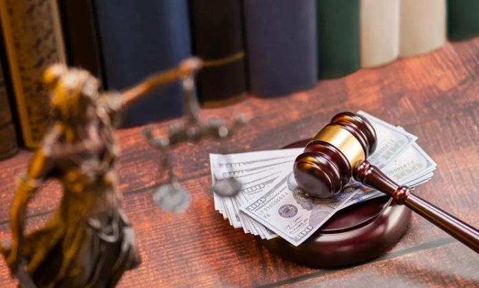 Hukuk sistemlerinde bireylerin yalnızca maddi kayıpları değil, aynı zamanda kişilik haklarına yönelik saldırılar nedeniyle yaşadıkları manevi zararlar da koruma altına alınmaktadır. Bu kapsamda açılan manevi tazminat davaları, kişinin yaşadığı üzüntü, elem, itibar kaybı veya psikolojik zarar gibi maddi olmayan kayıpların hukuki açıdan değerlendirilmesini sağlamaktadır. Özellikle kişilik haklarının ihlal edildiği durumlarda başvurulan bu dava türü, bireylerin haklarının korunması ve hukuki dengenin sağlanması bakımından önemli bir yere sahiptir. Konulu bir haber görseli.