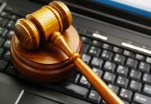 Dijital iletişim araçlarının yaygınlaşması ve haber üretim süreçlerinin hız kazanmasıyla birlikte medya hukuku ve ifade özgürlüğü kavramları her zamankinden daha fazla önem taşımaktadır. Yazılı basın, televizyon, radyo, internet haber siteleri ve sosyal medya platformları üzerinden yapılan paylaşımlar, bireylerin düşüncelerini açıklama hakkını genişletirken aynı zamanda hukuki sorumlulukları da beraberinde getirmektedir. Bu nedenle medya hukuku, ifade özgürlüğünün korunması ile kişilik haklarının gözetilmesi arasında dengeli bir yapı oluşturmayı amaçlamaktadır. Konulu bir haber görseli.