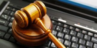 Dijital iletişim araçlarının yaygınlaşması ve haber üretim süreçlerinin hız kazanmasıyla birlikte medya hukuku ve ifade özgürlüğü kavramları her zamankinden daha fazla önem taşımaktadır. Yazılı basın, televizyon, radyo, internet haber siteleri ve sosyal medya platformları üzerinden yapılan paylaşımlar, bireylerin düşüncelerini açıklama hakkını genişletirken aynı zamanda hukuki sorumlulukları da beraberinde getirmektedir. Bu nedenle medya hukuku, ifade özgürlüğünün korunması ile kişilik haklarının gözetilmesi arasında dengeli bir yapı oluşturmayı amaçlamaktadır. Konulu bir haber görseli.