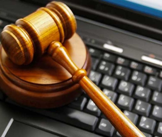 Medya Hukukunda İfade Özgürlüğü Dijital iletişim araçlarının yaygınlaşması ve haber üretim süreçlerinin hız kazanmasıyla birlikte medya hukuku ve ifade özgürlüğü kavramları her zamankinden daha fazla önem taşımaktadır. Yazılı basın, televizyon, radyo, internet haber siteleri ve sosyal medya platformları üzerinden yapılan paylaşımlar, bireylerin düşüncelerini açıklama hakkını genişletirken aynı zamanda hukuki sorumlulukları da beraberinde getirmektedir. Bu nedenle medya hukuku, ifade özgürlüğünün korunması ile kişilik haklarının gözetilmesi arasında dengeli bir yapı oluşturmayı amaçlamaktadır. Konulu bir haber görseli.