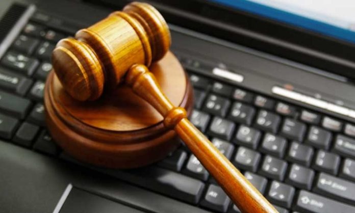 Dijital iletişim araçlarının yaygınlaşması ve haber üretim süreçlerinin hız kazanmasıyla birlikte medya hukuku ve ifade özgürlüğü kavramları her zamankinden daha fazla önem taşımaktadır. Yazılı basın, televizyon, radyo, internet haber siteleri ve sosyal medya platformları üzerinden yapılan paylaşımlar, bireylerin düşüncelerini açıklama hakkını genişletirken aynı zamanda hukuki sorumlulukları da beraberinde getirmektedir. Bu nedenle medya hukuku, ifade özgürlüğünün korunması ile kişilik haklarının gözetilmesi arasında dengeli bir yapı oluşturmayı amaçlamaktadır. Konulu bir haber görseli.