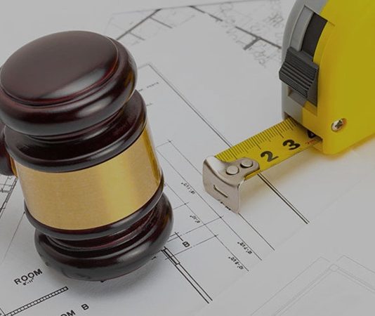Son yıllarda inşaat sektöründeki büyüme ve ekonomik dalgalanmalar, müteahhitlik alanında yaşanan hukuki ihtilafların belirgin şekilde artmasına neden oluyor. Büyük ölçekli projelerin çoğalması, maliyetlerin yükselmesi ve teslim sürelerindeki gecikmeler, taraflar arasında daha sık uyuşmazlık yaşanmasına yol açıyor. Bu durum, hem sektördeki güven ilişkisini hem de proje yönetim süreçlerini doğrudan etkiliyor. Konulu bir haber görseli.