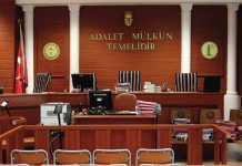 Dijital dönüşümün hız kazanmasıyla birlikte hukuk alanında kullanılan teknolojiler de önemli ölçüde gelişmeye devam ediyor. Özellikle online dava takip sistemleri, vatandaşların, avukatların ve hukuk profesyonellerinin yargı süreçlerini daha hızlı ve daha kolay takip edebilmesine olanak sağlayan önemli dijital uygulamalar arasında yer alıyor. Geleneksel yöntemlerde fiziksel evrak takibi ve kurum ziyaretleri zaman kaybına neden olurken, dijital sistemler sayesinde birçok işlem elektronik ortamda gerçekleştirilebiliyor. Bu gelişmeler hem zaman tasarrufu sağlıyor hem de yargı süreçlerinin daha şeffaf ilerlemesine katkıda bulunuyor. Konulu bir haber görseli.