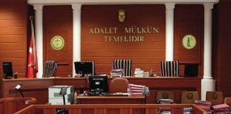 Dijital dönüşümün hız kazanmasıyla birlikte hukuk alanında kullanılan teknolojiler de önemli ölçüde gelişmeye devam ediyor. Özellikle online dava takip sistemleri, vatandaşların, avukatların ve hukuk profesyonellerinin yargı süreçlerini daha hızlı ve daha kolay takip edebilmesine olanak sağlayan önemli dijital uygulamalar arasında yer alıyor. Geleneksel yöntemlerde fiziksel evrak takibi ve kurum ziyaretleri zaman kaybına neden olurken, dijital sistemler sayesinde birçok işlem elektronik ortamda gerçekleştirilebiliyor. Bu gelişmeler hem zaman tasarrufu sağlıyor hem de yargı süreçlerinin daha şeffaf ilerlemesine katkıda bulunuyor. Konulu bir haber görseli.