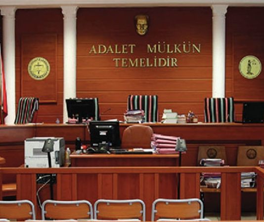 Dijital dönüşümün hız kazanmasıyla birlikte hukuk alanında kullanılan teknolojiler de önemli ölçüde gelişmeye devam ediyor. Özellikle online dava takip sistemleri, vatandaşların, avukatların ve hukuk profesyonellerinin yargı süreçlerini daha hızlı ve daha kolay takip edebilmesine olanak sağlayan önemli dijital uygulamalar arasında yer alıyor. Geleneksel yöntemlerde fiziksel evrak takibi ve kurum ziyaretleri zaman kaybına neden olurken, dijital sistemler sayesinde birçok işlem elektronik ortamda gerçekleştirilebiliyor. Bu gelişmeler hem zaman tasarrufu sağlıyor hem de yargı süreçlerinin daha şeffaf ilerlemesine katkıda bulunuyor. Konulu bir haber görseli.