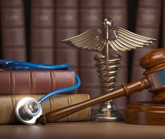 Sağlık hizmetleri, bireylerin yaşam kalitesini doğrudan etkileyen en önemli alanlardan biri olarak öne çıkıyor. Hastanelerde, kliniklerde ve diğer sağlık kuruluşlarında sunulan hizmetlerin belirli mesleki standartlara uygun şekilde yürütülmesi hem hasta haklarının korunması hem de sağlık çalışanlarının sorumluluklarının belirlenmesi açısından büyük önem taşıyor. Bu kapsamda sağlık hukuku, sağlık hizmetlerinden kaynaklanan uyuşmazlıkların çözümünde temel hukuki çerçeveyi oluştururken, malpraktis davaları da en çok dikkat çeken konular arasında yer alıyor. Tıbbi uygulamalara ilişkin iddiaların yargıya taşınması halinde hem hastaların uğradığını ileri sürdüğü zararlar hem de sağlık çalışanlarının sorumlulukları ayrıntılı biçimde değerlendiriliyor. Konulu bir haber görseli.