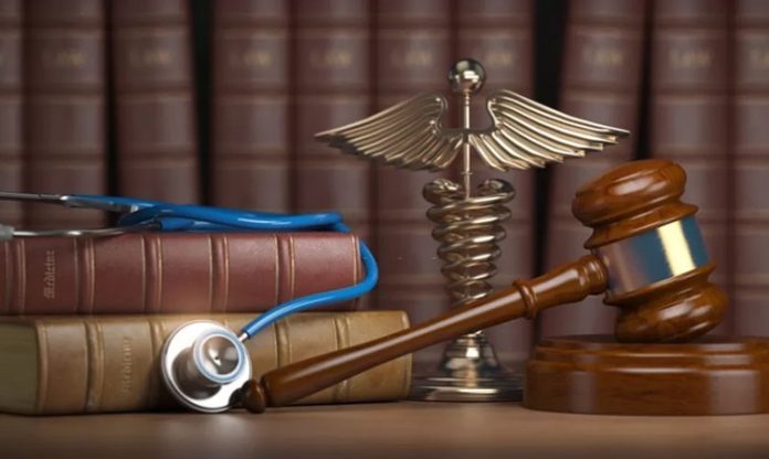 Sağlık hizmetleri, bireylerin yaşam kalitesini doğrudan etkileyen en önemli alanlardan biri olarak öne çıkıyor. Hastanelerde, kliniklerde ve diğer sağlık kuruluşlarında sunulan hizmetlerin belirli mesleki standartlara uygun şekilde yürütülmesi hem hasta haklarının korunması hem de sağlık çalışanlarının sorumluluklarının belirlenmesi açısından büyük önem taşıyor. Bu kapsamda sağlık hukuku, sağlık hizmetlerinden kaynaklanan uyuşmazlıkların çözümünde temel hukuki çerçeveyi oluştururken, malpraktis davaları da en çok dikkat çeken konular arasında yer alıyor. Tıbbi uygulamalara ilişkin iddiaların yargıya taşınması halinde hem hastaların uğradığını ileri sürdüğü zararlar hem de sağlık çalışanlarının sorumlulukları ayrıntılı biçimde değerlendiriliyor. Konulu bir haber görseli.