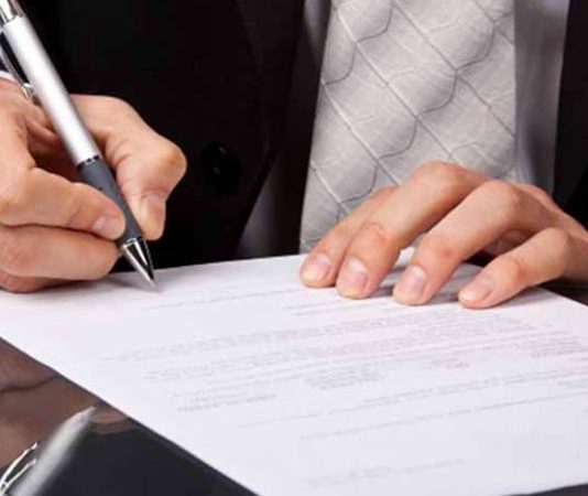Günümüz iş ve ticaret dünyasında sözleşme hukuku, ekonomik ilişkilerin temel yapı taşlarından biri olarak önemini giderek artırıyor. Dijitalleşme, küreselleşme ve ticari ilişkilerin çeşitlenmesiyle birlikte sözleşmelerin hazırlanma, uygulanma ve yorumlanma süreçlerinde yeni yaklaşımlar ortaya çıkıyor. Bu değişim, hem bireyler hem de şirketler açısından hukuki uyumun daha kritik hale gelmesine neden oluyor. Konulu bir haber görseli.