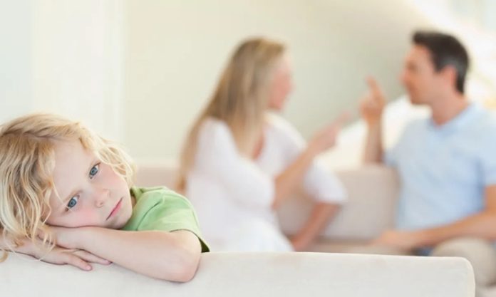 Aile hukukunun en hassas ve en önemli alanlarından biri olan velayet davaları, çocukların üstün yararının korunmasını esas alan kapsamlı hukuki süreçler arasında yer alıyor. Boşanma veya ayrılık durumlarında gündeme gelen bu davalar, ebeveynlerin hakları kadar çocuğun fiziksel, duygusal ve sosyal gelişimini de doğrudan ilgilendiriyor. Bu nedenle velayet davaları, yalnızca taraflar arasındaki bir uyuşmazlık olarak değil, aynı zamanda çocuğun geleceğini şekillendiren kritik bir hukuki süreç olarak değerlendiriliyor. Konulu bir haber görseli.