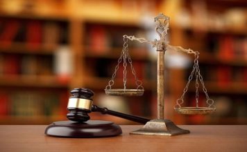 Küreselleşmenin hız kazanmasıyla birlikte ülkeler arasındaki insan hareketliliği her geçen yıl artarken, yabancılar hukuku da sürekli gelişen ve güncellenen hukuk alanlarından biri haline gelmiştir. Eğitim, çalışma, yatırım, ticaret, aile birleşimi ve turizm gibi farklı nedenlerle başka bir ülkede bulunan yabancıların hak ve yükümlülüklerini düzenleyen bu hukuk dalı, hem kamu düzeninin korunmasını hem de bireylerin hukuki güvence altında yaşamalarını amaçlamaktadır. Bu nedenle yabancılar hukuku kapsamındaki güncel süreçler, hem bireyler hem de kamu kurumları açısından büyük önem taşımaktadır. Konulu bir haber görseli.