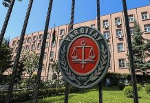 Yargıtay içtihatları, Türk hukuk sisteminin gelişiminde ve uygulama birliğinin sağlanmasında büyük önem taşıyan kaynaklar arasında yer alır. Mahkemeler tarafından verilen kararların benzer olaylarda farklı sonuçlar doğurmaması için içtihat mekanizması önemli bir rehber niteliği taşır. Özellikle hukukun dinamik yapısı içerisinde ortaya çıkan yeni uyuşmazlıkların çözümünde Yargıtay kararları, hem hukukçular hem de vatandaşlar açısından yol gösterici bir işlev üstlenmektedir. Konulu bir haber görseli.