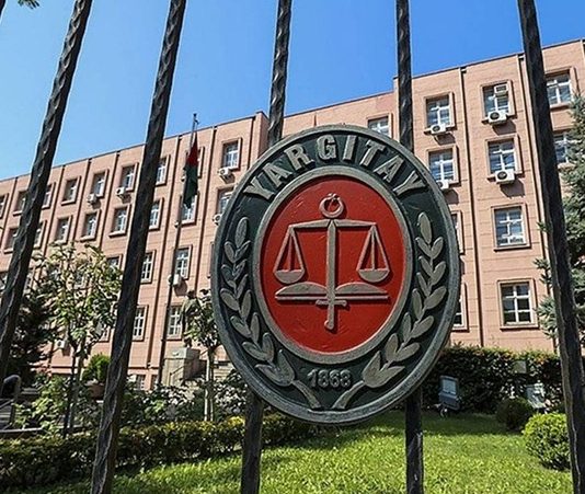 Yargıtay içtihatları, Türk hukuk sisteminin gelişiminde ve uygulama birliğinin sağlanmasında büyük önem taşıyan kaynaklar arasında yer alır. Mahkemeler tarafından verilen kararların benzer olaylarda farklı sonuçlar doğurmaması için içtihat mekanizması önemli bir rehber niteliği taşır. Özellikle hukukun dinamik yapısı içerisinde ortaya çıkan yeni uyuşmazlıkların çözümünde Yargıtay kararları, hem hukukçular hem de vatandaşlar açısından yol gösterici bir işlev üstlenmektedir. Konulu bir haber görseli.