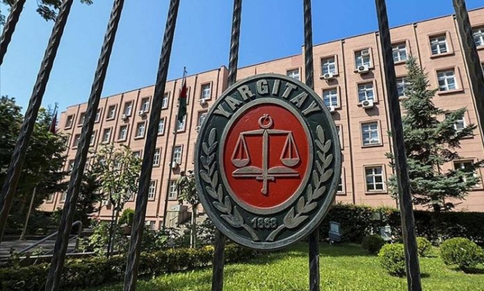 Yargıtay içtihatları, Türk hukuk sisteminin gelişiminde ve uygulama birliğinin sağlanmasında büyük önem taşıyan kaynaklar arasında yer alır. Mahkemeler tarafından verilen kararların benzer olaylarda farklı sonuçlar doğurmaması için içtihat mekanizması önemli bir rehber niteliği taşır. Özellikle hukukun dinamik yapısı içerisinde ortaya çıkan yeni uyuşmazlıkların çözümünde Yargıtay kararları, hem hukukçular hem de vatandaşlar açısından yol gösterici bir işlev üstlenmektedir. Konulu bir haber görseli.